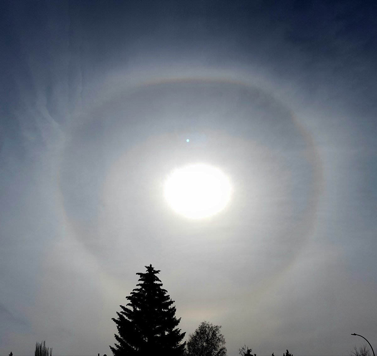 There is a nice #halo around the sun over #RedDeer at noon. #optics