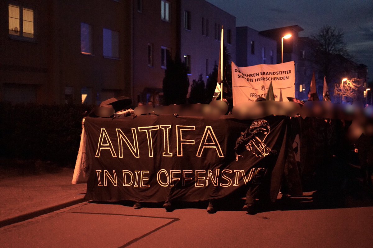 lzo_media's tweet photo. 19:02 Lautstark zieht die Demonstration mit schätzungsweise 250-300 Teilnehmer*innen durch Connewitz. 
#le1803 https://t.co/shvJGqLF4c