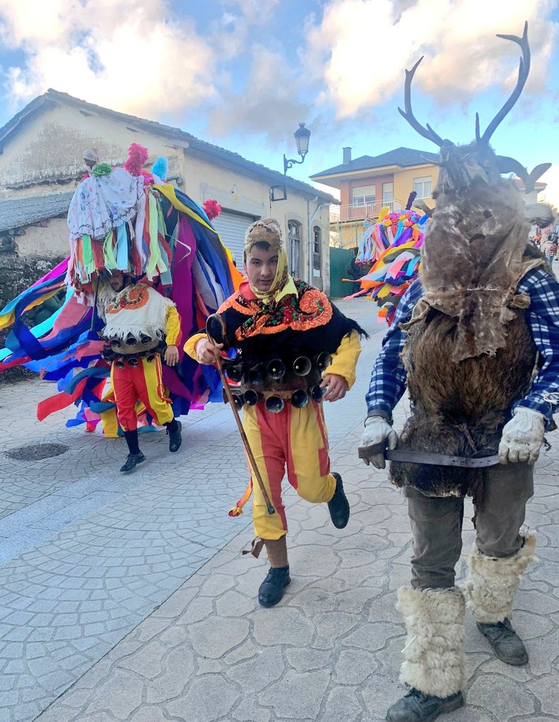 ChantadaConcell's tweet photo. O Entroido Ribeirao de Santiago de Arriba (Chantada) na Vibomask, o Festival Internacional da Mascarada Ibérica nos concellos de Viana do Bolo e Vilariño de Conso.
#Chantada #RibeiraSacra #EntroidoRibeirao #ViboMask https://t.co/xVsFxbudYo