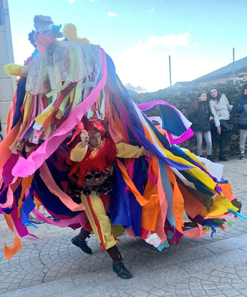 ChantadaConcell's tweet photo. O Entroido Ribeirao de Santiago de Arriba (Chantada) na Vibomask, o Festival Internacional da Mascarada Ibérica nos concellos de Viana do Bolo e Vilariño de Conso.
#Chantada #RibeiraSacra #EntroidoRibeirao #ViboMask https://t.co/xVsFxbudYo