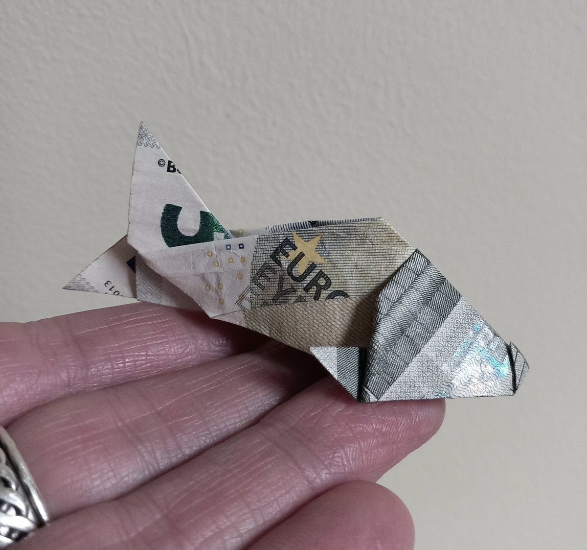 MattBookbinding's tweet photo. 5 Euro Fish. (Dollar Bill Fish, Michael LaFosse). I've had to alter it slightly because of the shorter length than a dollar bill. It's bit more expensive to fold too. 😉 #origami #origamifish #fish #moneyorigami #euroorigami 🐟 https://t.co/PgHvFmFz8H