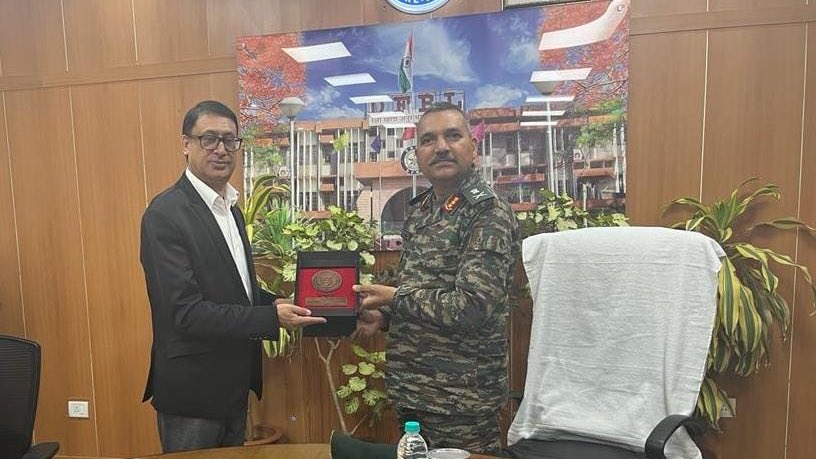 Lt Gen A K Singh,GOC-in-C, #SouthernCommand visited Defence Food Research Laboratory,#Mysore. He interacted with Director #DFRL &other scientists who apprised him about basic functioning of the lab. The General ideated with Director DFRL & recommended research on Food as Medicine