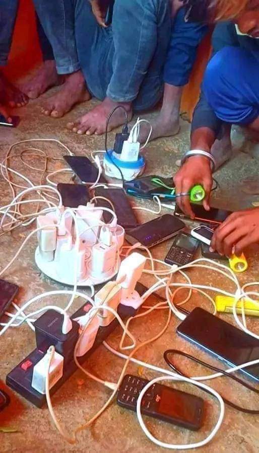 kumarvk2031's tweet image. यूपी में हड़ताल बा।
पुरानी लालटेन,डिबिया निकाल लो।
#UppclStrike 
बिजली विभाग