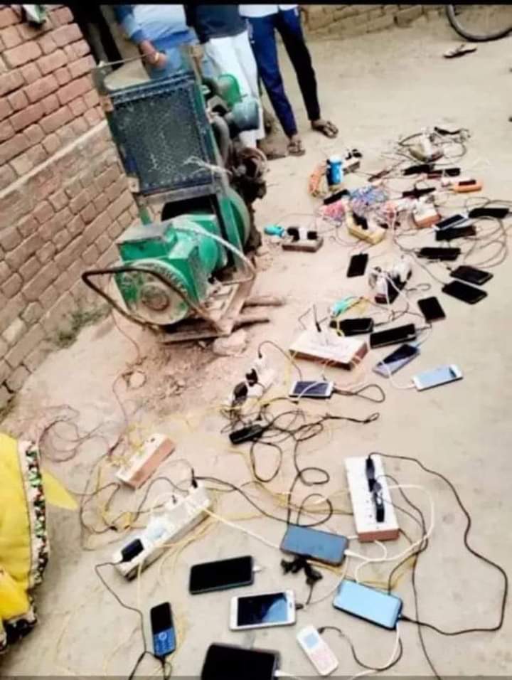 kumarvk2031's tweet image. यूपी में हड़ताल बा।
पुरानी लालटेन,डिबिया निकाल लो।
#UppclStrike 
बिजली विभाग