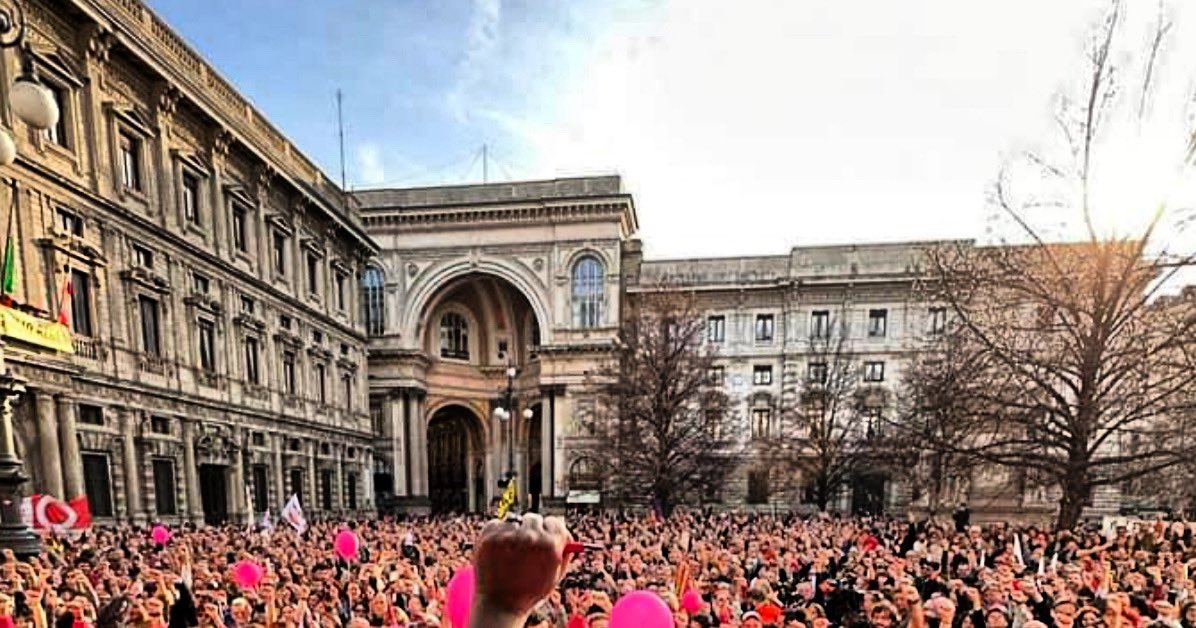 luca_caputa's tweet photo. 10 mila pugni alzati al cielo che chiedono e vogliono diritti. #milano #famigliearcobaleno #isentinelli https://t.co/EoYnGAwmpF