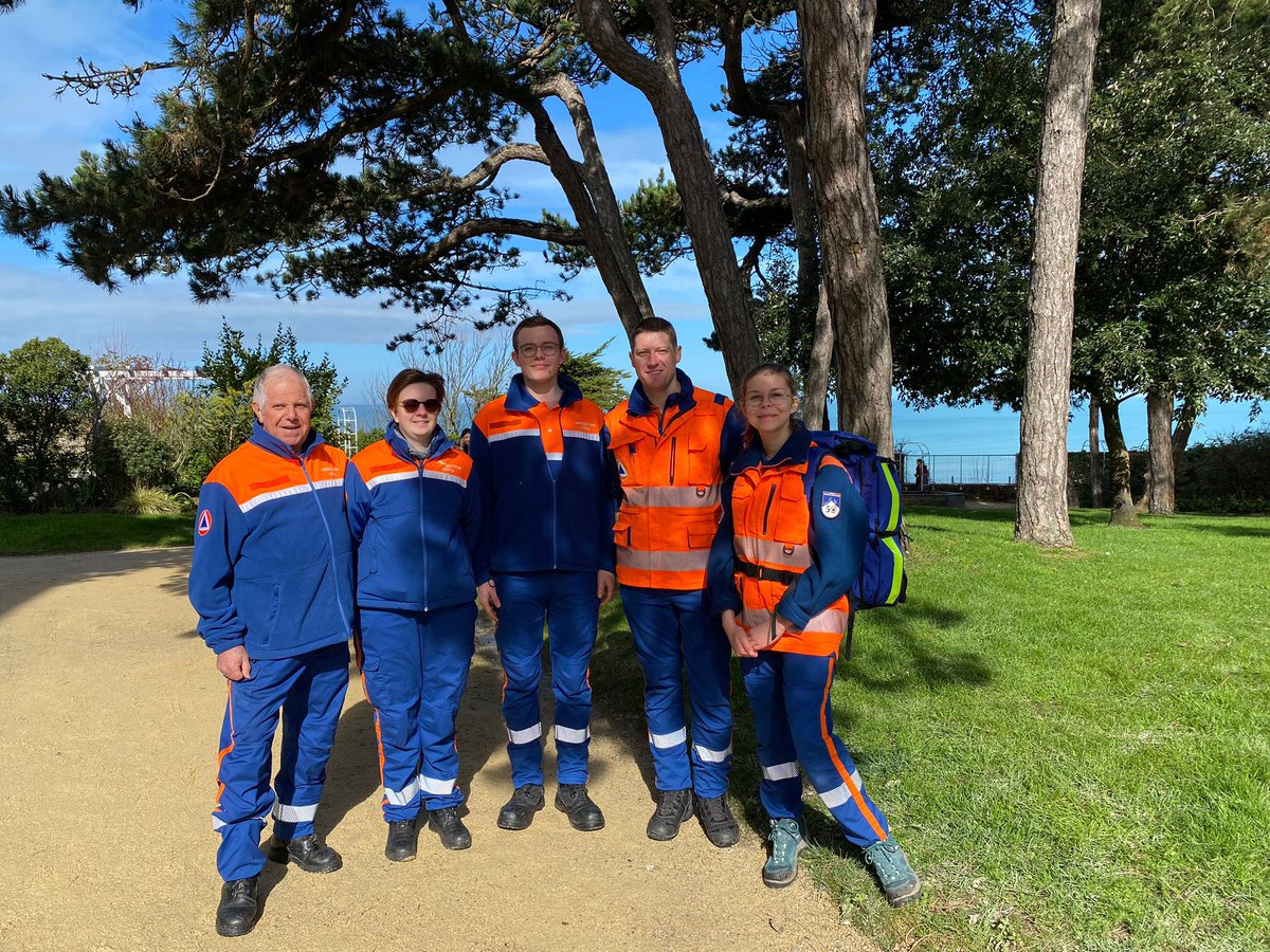 ADPC50's tweet photo. [DPS] Ce samedi, cinq de nos secouristes étaient à @granvillenormandie sur une randonnée pédestre ! ⛑️

Sautez le pas et rejoignez-nous : ⬇️
https://t.co/FeeOL9HsIj

📸 𝑨. 𝑳𝒆𝒑𝒐𝒊𝒕𝒕𝒆𝒗𝒊𝒏 - 𝑺. 𝑫𝒆𝒍𝒂𝒓𝒐𝒒𝒖𝒆

🟠🔵 https://t.co/c9G2hjQsBy