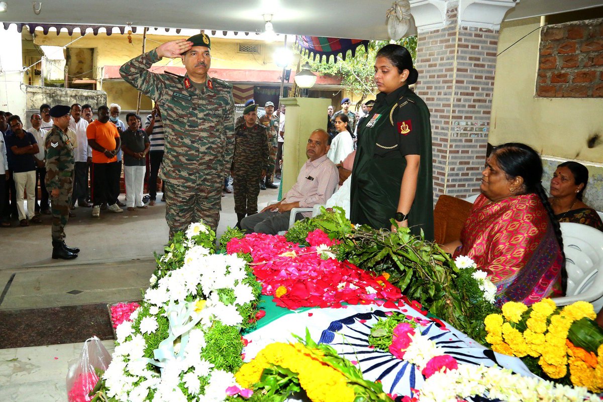 Lt Gen A K Singh, GOC-in-C, #SouthernCommand paid a floral tribute to Late Lt Col VVB Reddy at his hometown in #Malkajgiri, #Hyderabad. His courage & supreme sacrifice while carrying out an operational sortie is exemplary. #LestWeForget