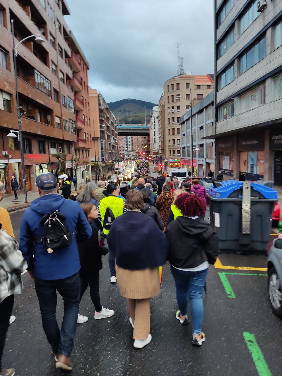 Estoy convencido de que esta postal no le gustará nada al mejor alcalde del mundo mundial, <a href="/juanmariaburto/">Juan Mari Aburto</a>, pero a mí me parece mucho más bonita que las de la Torre Iberdrola o el Guggenheim.

Mientras nos tratan de desplazar e incomunicar en nuestra ciudad aquí estamos 👊👊.