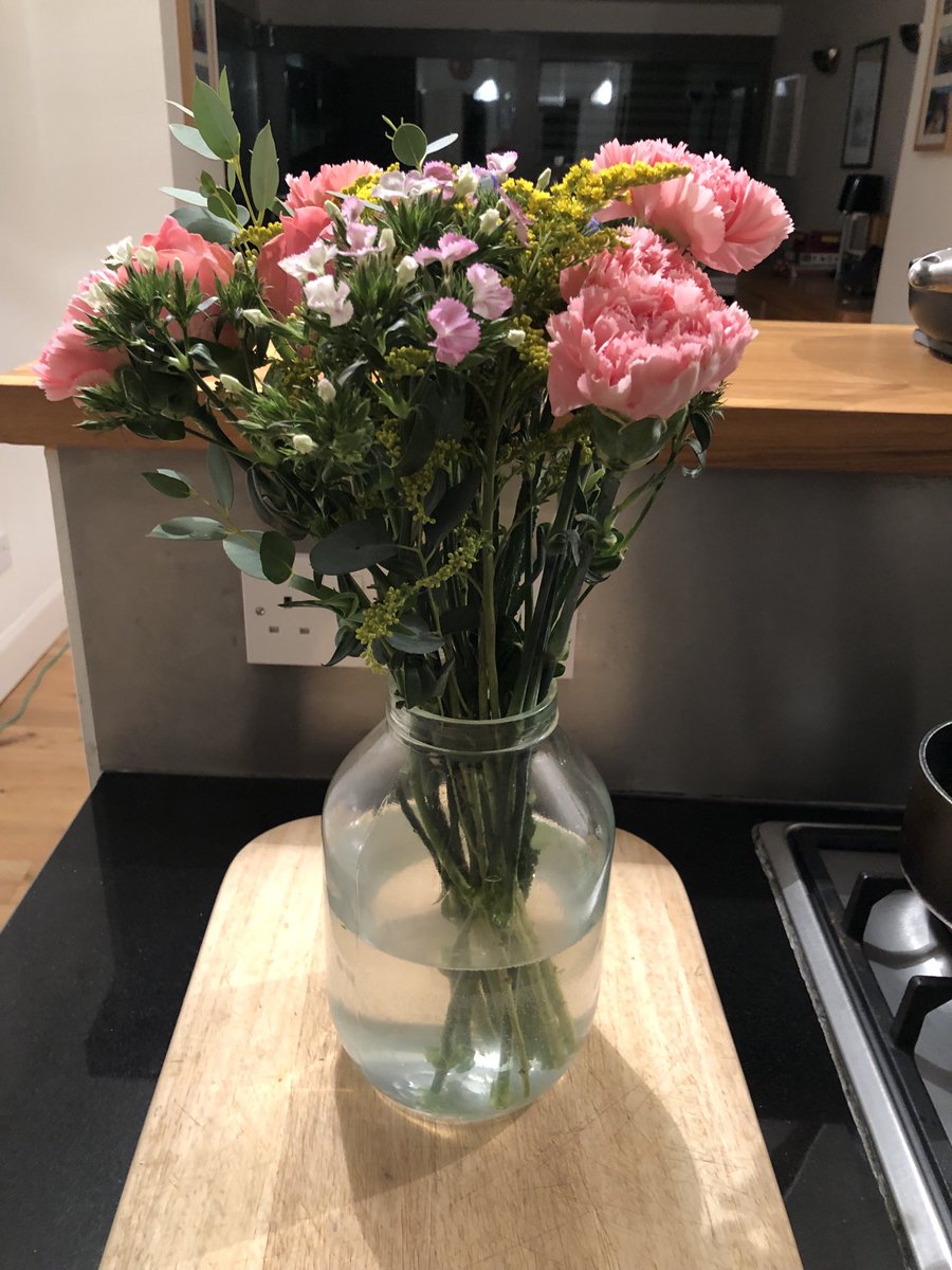 LindaBauld's tweet image. Thinking of friends &amp;amp; family tomorrow on Mother ‘s Day who can’t see their children or their own mothers, or would like to have become Mums but it didn’t happen. Flowers are for any day &amp;amp; always lift my spirits 😊🌸