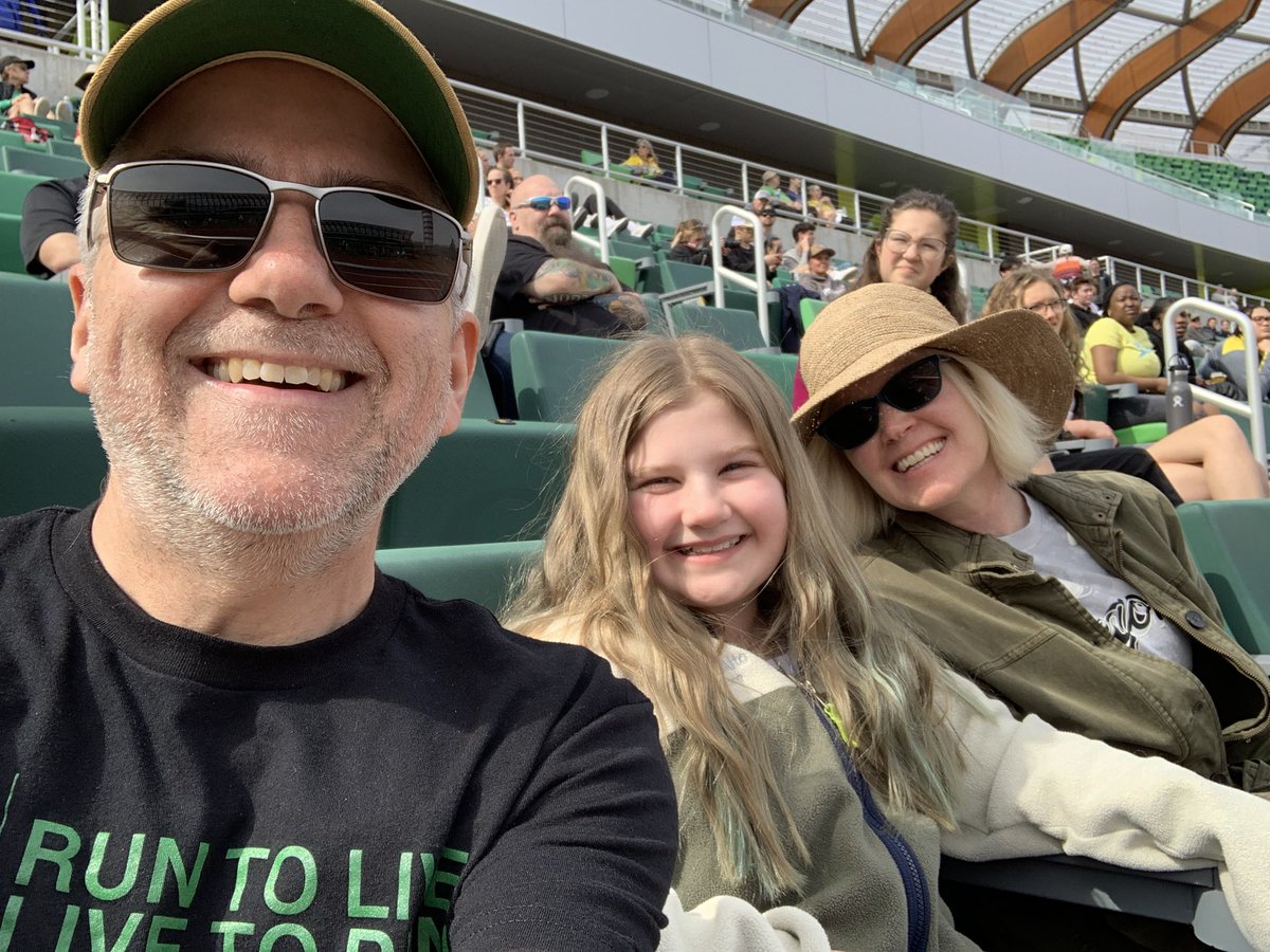 Taking in a gorgeous <a href="/OregonTF/">oregontf</a> day at Hayward #GoDucks