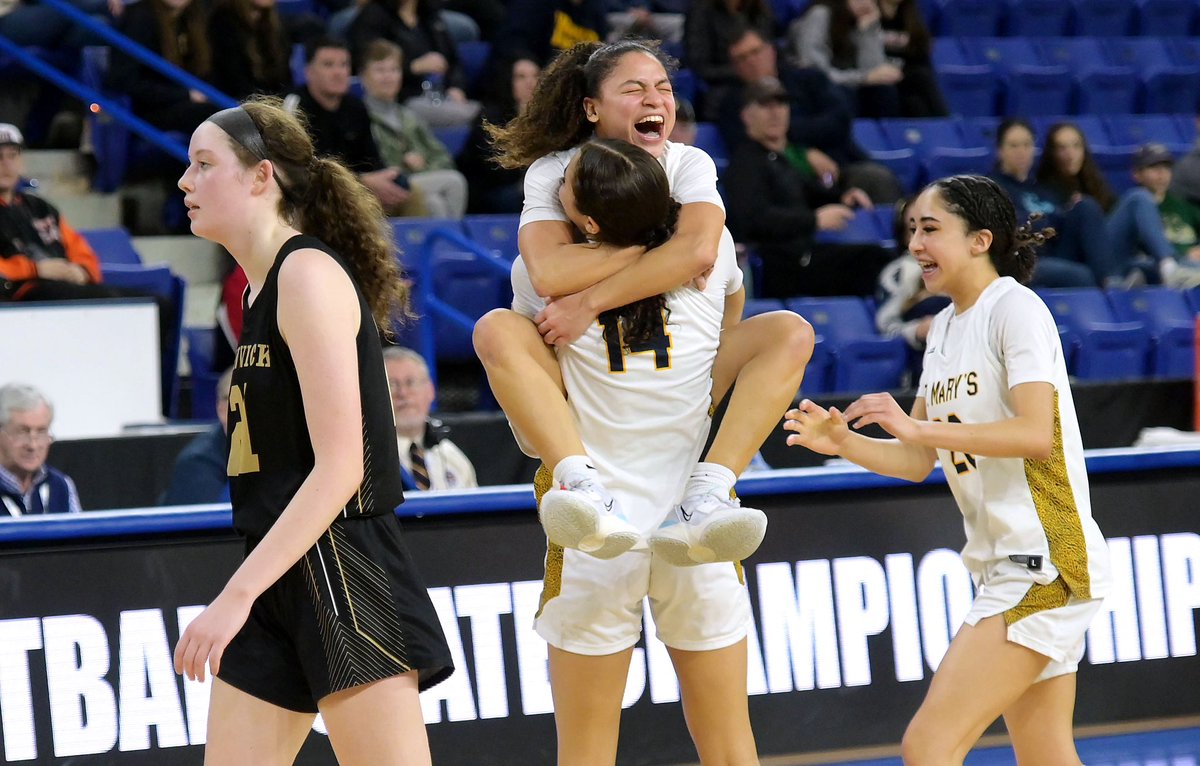 PHBPHOTO's tweet photo. St. Mary’s of Lynn girls basketball getting the W, and their second state title in a row, over arch rival Bishop Fenwick. @stmarysspartans @BishopFenwickHS @NickGiannino_SN https://t.co/2e1I1Vk6g6
