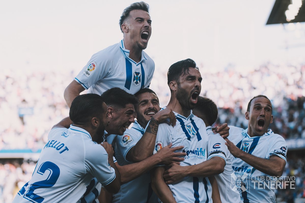 CDTOficial's tweet photo. ⚽️ 𝐸𝑛 𝑖𝑚𝑎́𝑔𝑒𝑛𝑒𝑠, 𝑙𝑎 𝑝𝑟𝑖𝑚𝑒𝑟𝑎 𝑝𝑎𝑟𝑡𝑒 𝑑𝑒𝑙 #𝐷𝑒𝑟𝑏𝑖𝐶𝑎𝑛𝑎𝑟𝑖𝑜 🇮🇨

🤍💙

📸 @sanacosta_ 

#TenerifeLasPalmas #DerbiCanario #UnSentimientoQueNosUne https://t.co/Hg8mFvaArx