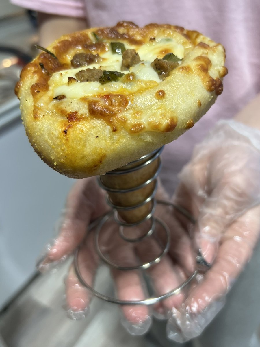 KNOXDOUGH's tweet photo. Pizza life chose me. #pizza #pizzacones #knoxville #Tennessee ❤️ https://t.co/oFJe4fes9I