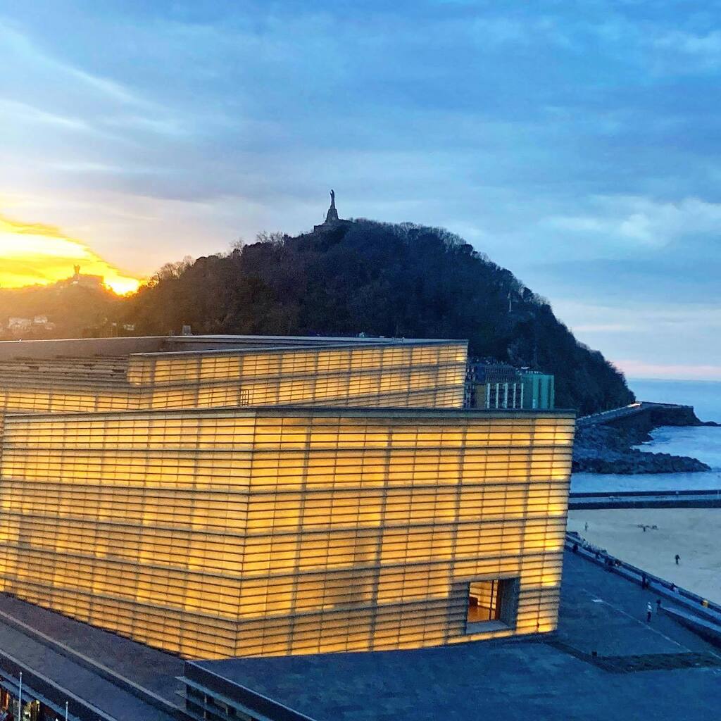 ¿Amanece o anochece en #donostia?
👉 la foto no es de hoy 😆
.
#donostia #sansebastian #sansebastian 
 #donostiasansebastian #igersdonostia #ilovedonostia #feel_sansebastian #donostiamaitezaitut 
#adictetobasque #total_euskadi #lovetravel #totaleuskadi… instagr.am/p/Cp8CPwtN3Qa/