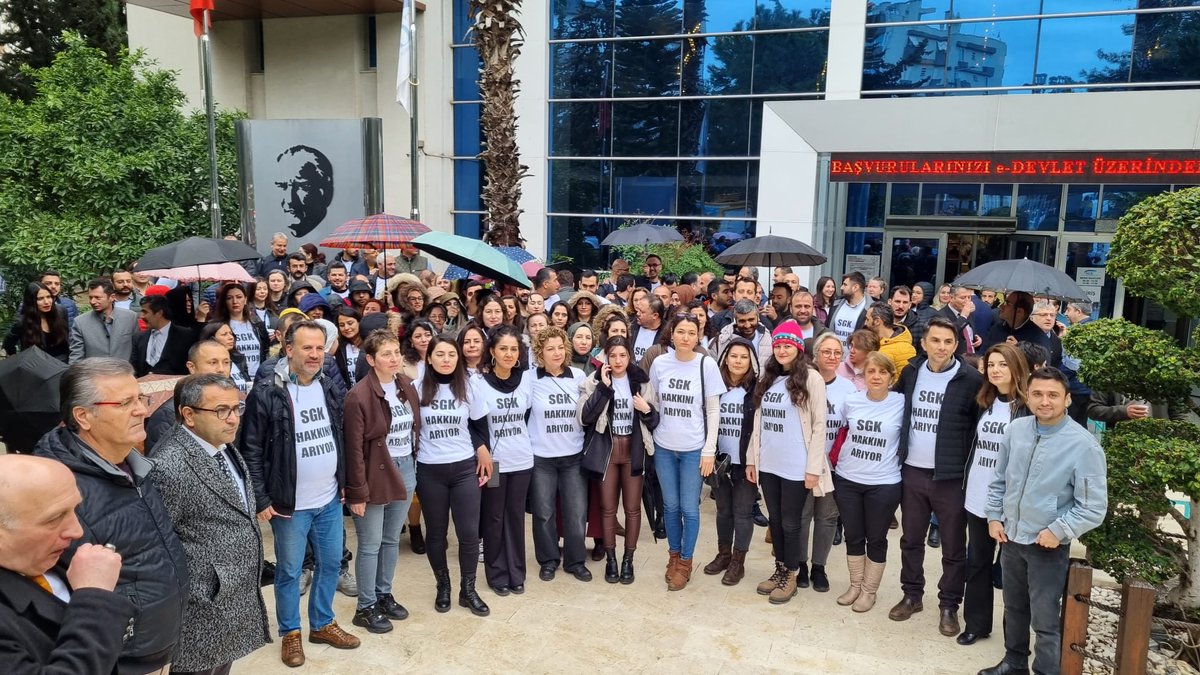 ismailayaz84's tweet photo. Sgk Memurları 12.000 TL maaşa değil, diğer kurumlardaki emsallerinin aldığı kadar hak istiyor. Bu nedenle #SGKisbirakiyor https://t.co/8RFSEbdnVd