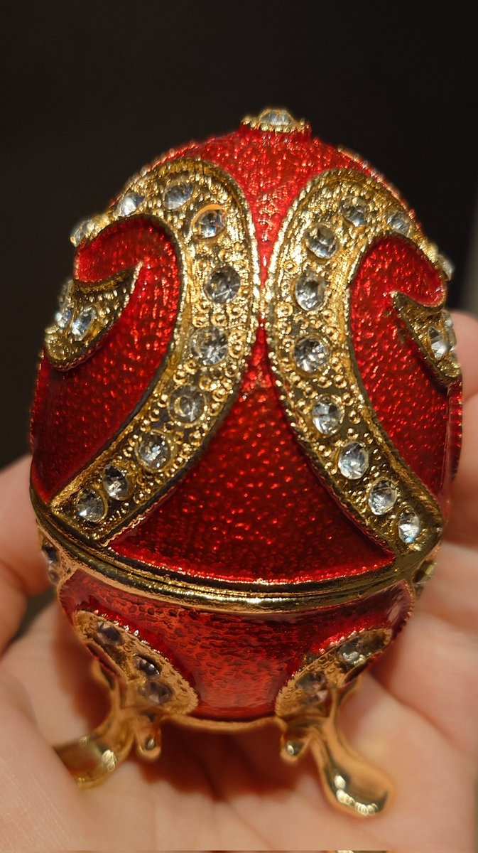 AT0MAC's tweet image. I went to #amalienborg yesterday for #lillekulturnat in #copenhagen 

As that place is the actual #royalpalace of the #danishqueen we got to see some #treasure 

Some of it being #fabergeegg 

I had to buy a replica when we left. So pretty 😍

#danish #royal #diamonds #gold