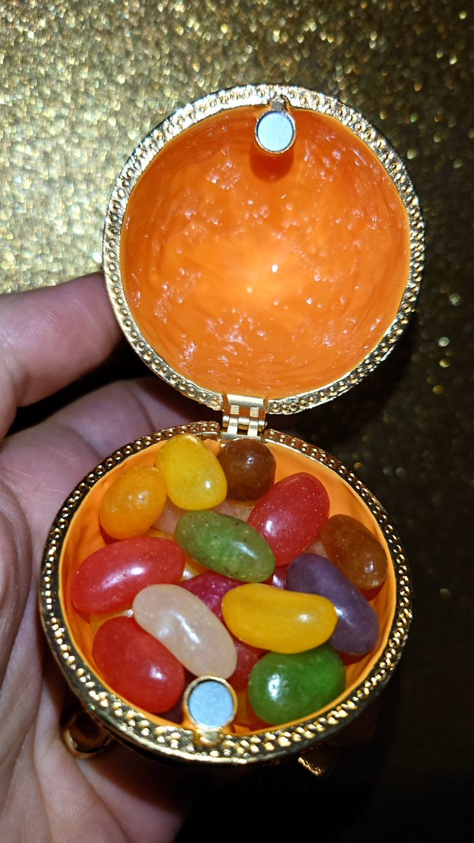 AT0MAC's tweet image. I went to #amalienborg yesterday for #lillekulturnat in #copenhagen 

As that place is the actual #royalpalace of the #danishqueen we got to see some #treasure 

Some of it being #fabergeegg 

I had to buy a replica when we left. So pretty 😍

#danish #royal #diamonds #gold