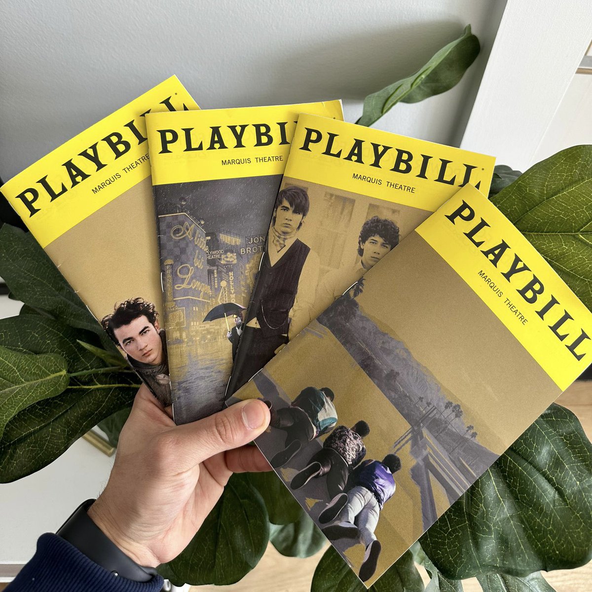 thisroger_'s tweet image. JONAS GIVEAWAY TIME! ✨
Retweet this tweet for a chance to win one of 5 playbills from the Jonas Brothers Broadway Residency! Also give me a follow so I can dm you if you win.

5 winners will be selected Monday 03/20 at noon EST. Good luck guys!🍀🤍
