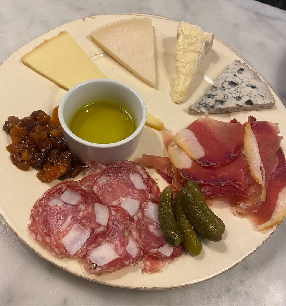 Treat the mums in your life to delicious cheese, tasty wine pairings &amp; relaxed vibes tomorrow (or any day of the week)💐

#wine #brighton #mothersday #easter #cheese #foodstagram #charcuterie instagr.am/p/Cp8FQuYI5x1/