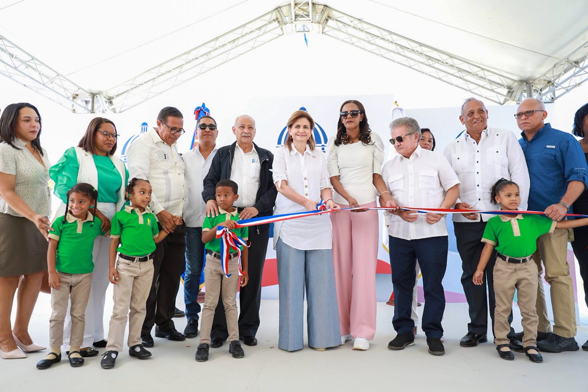 ViceRDo's tweet photo. Hoy, en el municipio San Rafael del Yuma, la Vpdta. @RaquelPenaVice inauguró el centro educativo inicial Evangelina Rodríguez 📚, un campo de béisbol ⚾ y el cementerio municipal, obras que seguirán aportando al desarrollo de esta comunidad y su gente. https://t.co/uzcIaS6UoZ