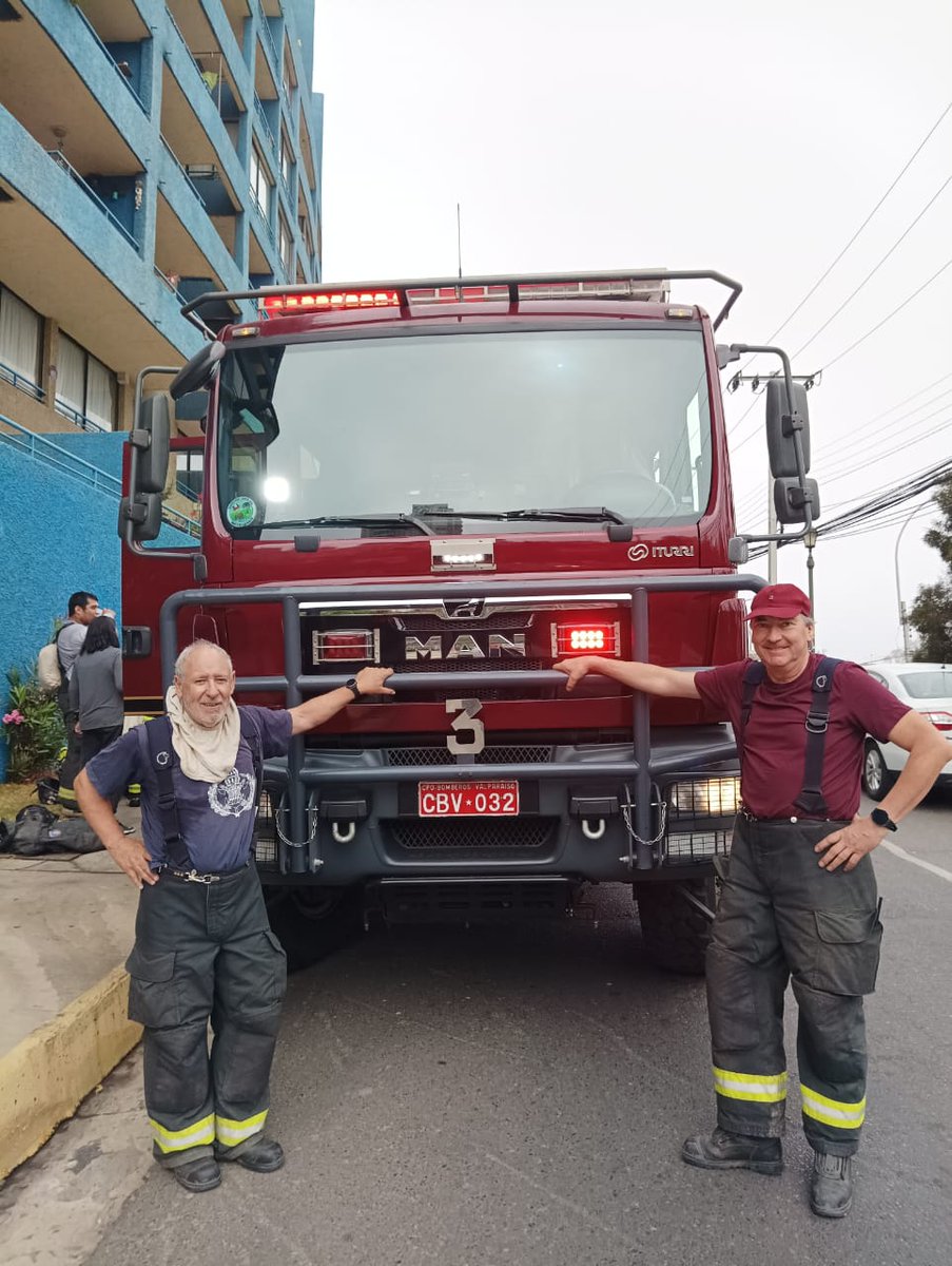 TerceraValpso's tweet photo. Academia | En la tarde de ayer, se realizó una práctica para enfrentar incendios en estructuras en altura y de evacuación de bombero accidentado.
#CBV1851 #bomberosvalparaiso #cbvestructural #carrobomba #firetruck #type3engine #Valparaíso https://t.co/Qv2y3wC3T7