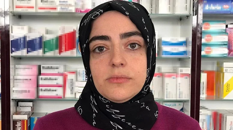 NUH_Kemal_'s tweet photo. Süleyman Ö., 2019 yılında kalfa olarak işe başladı. Süleyman Ö.’nün işe başlamasından 6 ay sonra eczacı Büşra Akdoğan; algıda bozukluk, tikler, titreme, kasılma, sersemlik ve uyku hali gibi sorunlar yaşamaya başladı. https://t.co/QxJbI6ybTU