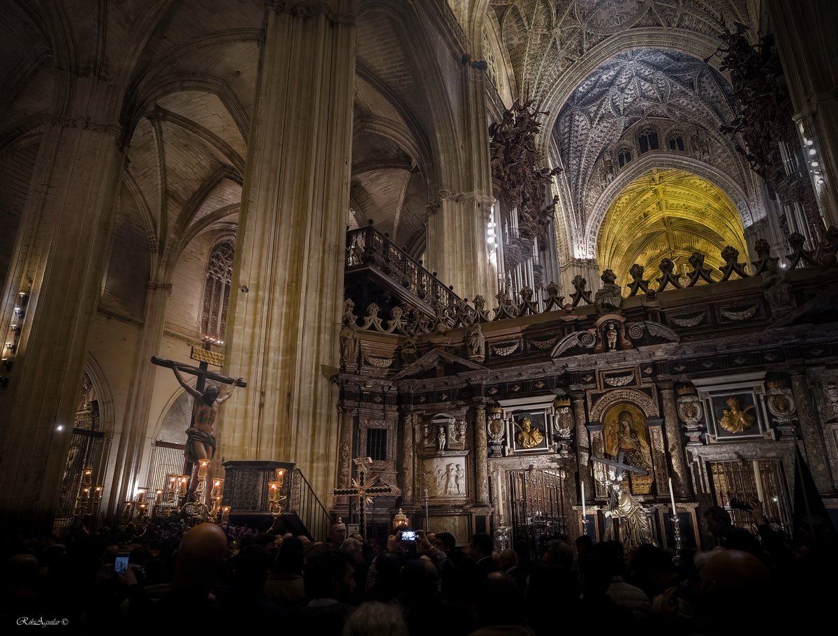 Lo que cuesta volver a editar, subir fotos, tras un paréntesis. Sea por lo que sea, es subir una cuesta difícil. Quiero comenzar con una del Vía Crucis de #Sevilla.  Mi humilde felicitación, tardía, a Hermandad de Los <a href="/HdadJavieres/">Los Javieres</a> , un lujo. Citar a  <a href="/GRayoVictor/">Víctor García-Rayo</a> <a href="/HdadCorona/">Hdad Corona</a>