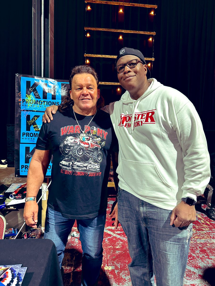 TheRealDTLew's tweet photo. Two @4MonsterFactory guys. Good talking shop today @NativeTatanka. #MonsterFactory #AppleTVPlus #Tatanka #ChrisChavis #DerrickTLewis #TheDLewPodcast #LewSieteMusic https://t.co/aZ6cXF6FNP