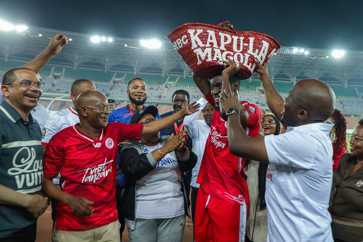 SimbaSCTanzania's tweet photo. Milioni 3️⃣5️⃣ za Rais wetu mpendwa, Mhe. Dkt. Samia Suluhu tumeondoka nazo 🤩 #WenyeNchi #NguvuMoja https://t.co/PTjzYDVGG7