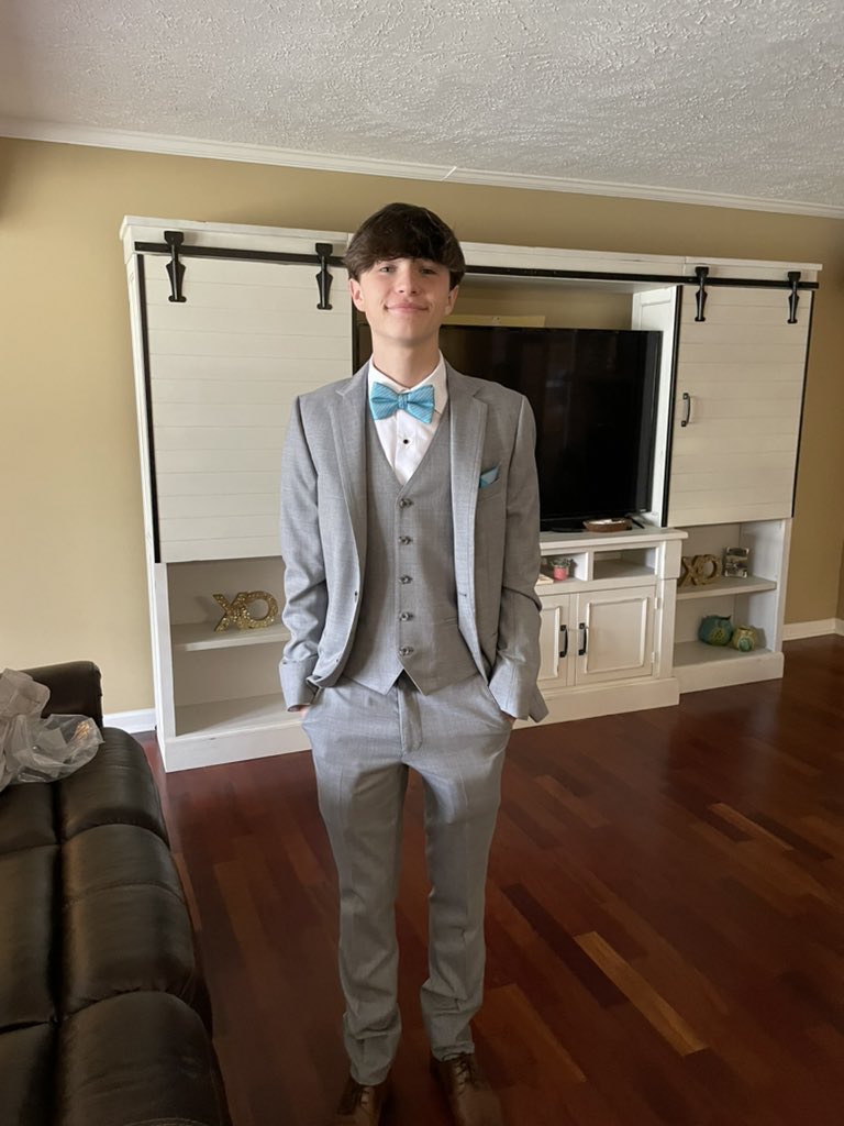 slc3407's tweet image. My nephew is off to his first prom. #imunwell #toogrown #DahsBoy