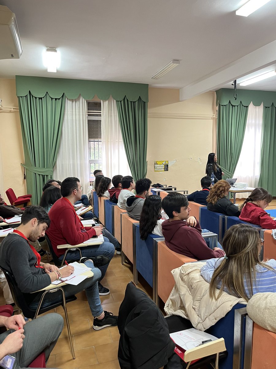 Finalmente, hemos terminado las Jornadas, aprendiendo el proceso sobre como montar una campaña electoral, de la mano de <a href="/ismartinr_/">Isa Martínez</a> 

Es importante saber como poder plantear campañas dirigidas a la juventud y con los pies en la calle 👣🌹✊.