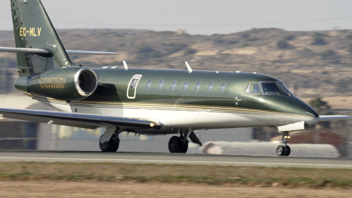 JavRullanRuano's tweet photo. Espectacular 😍privado en @alcspotters @aerovlc @VLCspotters @VLCmovements @TORRECILLA13 @ertiodelatiza @ormevictor1 @flightvlc @LpezPeinado @SpottingAlc  @alberto_levc @ebusitano @Cristian_ALC
 #avgeek #aviation #aviationlovers  #privatejetservice 
https://t.co/xi4H6lQYhC https://t.co/7E8ec4gkCz