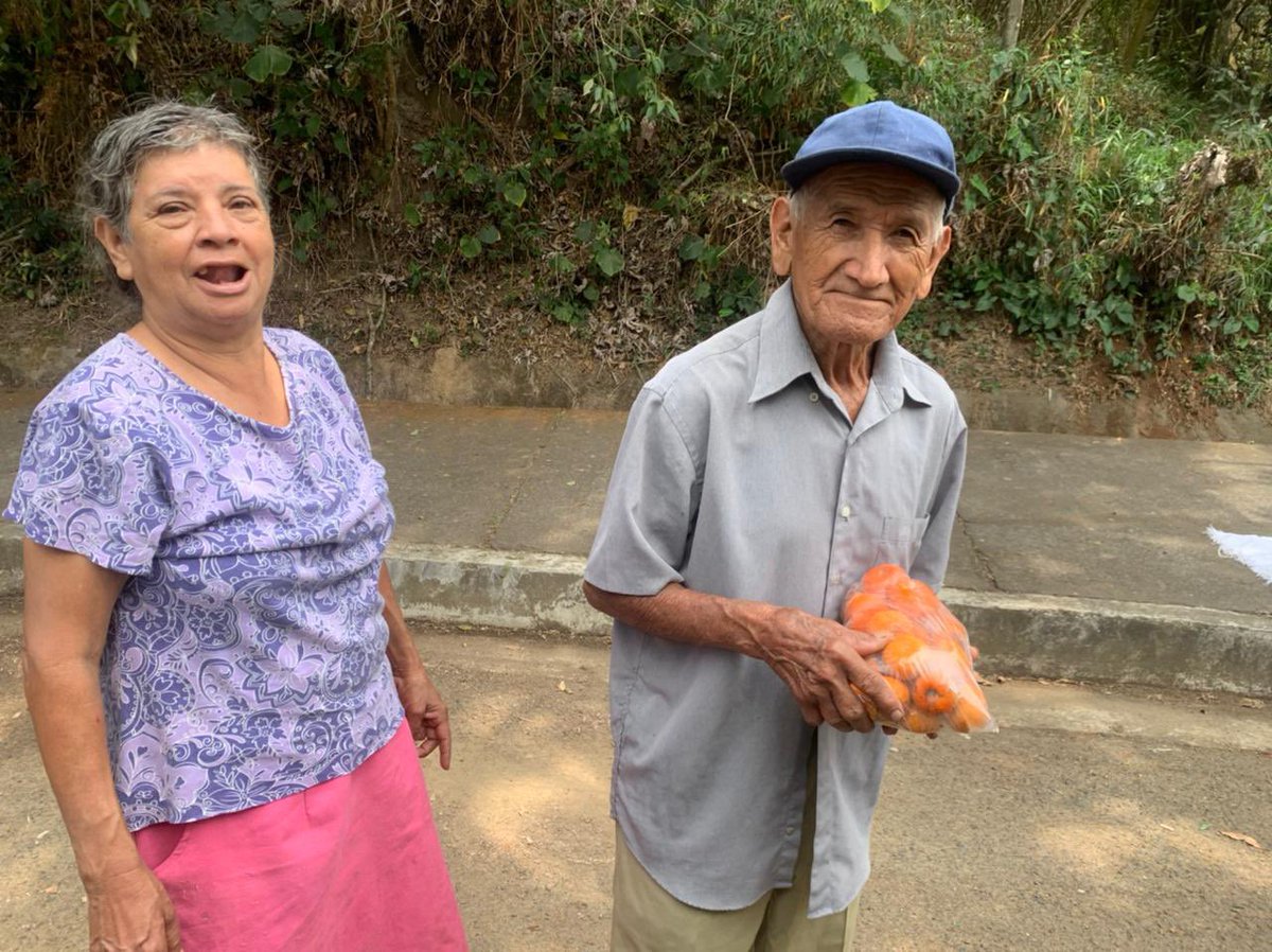 rafael_maza's tweet photo. Si pueden pásenle comprando a estos ancianitos están vendiendo tomatitos silvestres, mandarina para fresco y otras frutas para subsistir yo aquí llevo mis tomates, están después del primer redondel después de pricesmart buscando para la cima @artemisafmg @mfunes https://t.co/x8S5G505be