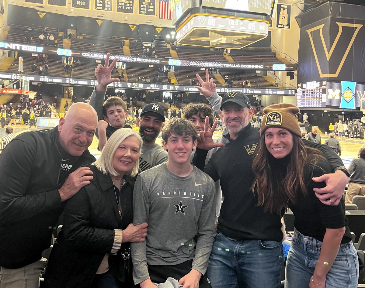 Memorial magic! Congrats ⁦<a href="/VandyMBB/">Vanderbilt Men's Basketball</a>⁩ ⁦<a href="/jerrystackhouse/">Jerry Stackhouse</a>⁩ #VandyUnited