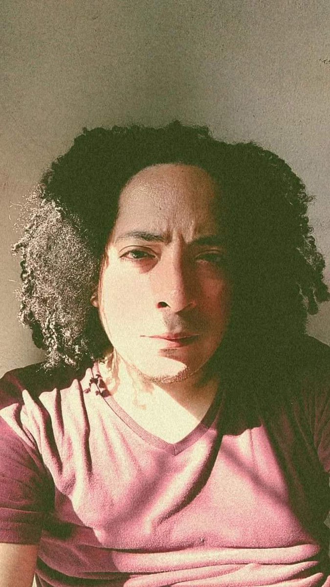 alejo_salgadoB's tweet photo. La luz que busca... La sombra que huye... Y en el centro, la nada.
Faces... Places... X 2

#afro #afroboy #afrohair #afrostyle #curlyhair https://t.co/e5ddbYm0uK