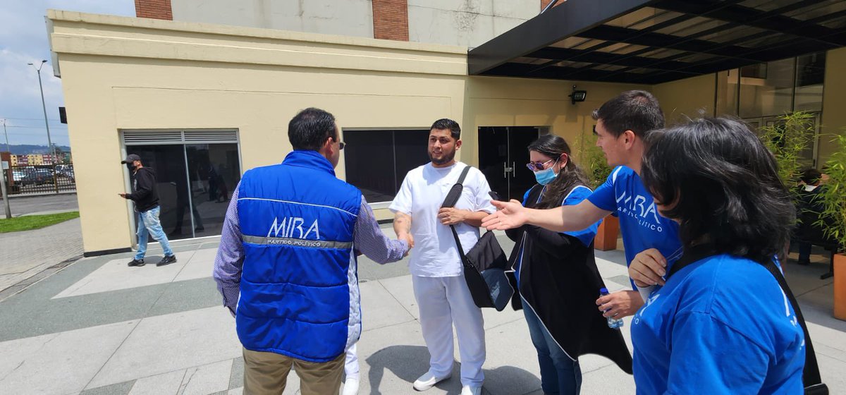 Fapuentess's tweet photo. #MiSaludEs

📲 Seguimos en modo #Encuestas desde Villa Gladys en Engativá. Para el @PartidoMIRA es importante conocer la percepción de los bogotanos sobre el sistema de salud actual y la reforma que se propone. 🩺👩‍⚕️👨‍⚕️🏥🧑‍⚕️ https://t.co/MB4O6Z9HR8
