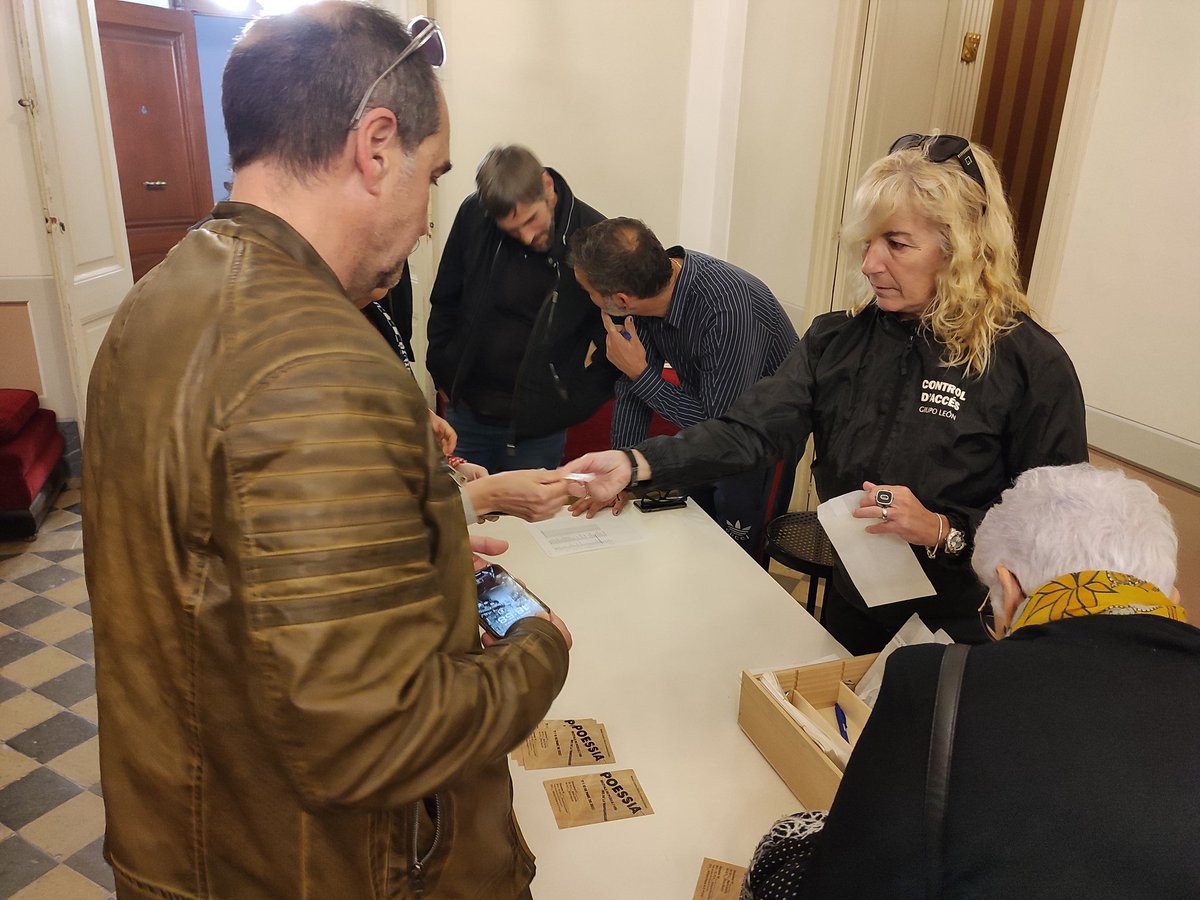 medol_TGN's tweet photo. 📵Segona jornada de #Poessia en marxa, i amb una sorpresa per als assistents.
📣Tot el públic és obligat a deixar a la porta de la Sala de Ball el seu telèfon móbil, en coherència amb la temàtica de la primera proposta de la tarda "Utopia i esclavatge" de @escoffet. https://t.co/hM21Ipf11f