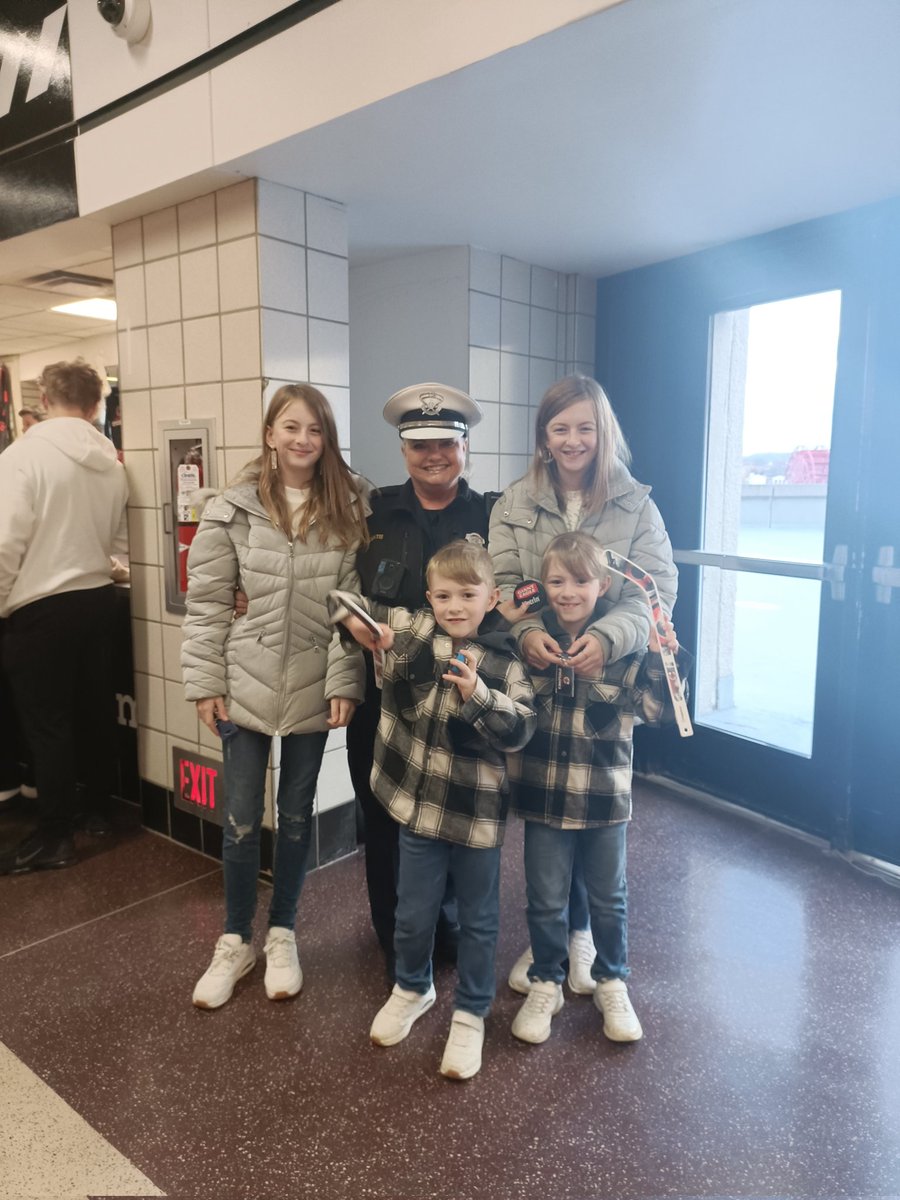 Kayleighadair5's tweet photo. @CincyPD this wonderful woman made my kids night at @CincyCyclones game. We are visiting from Scotland and her generosity and kindness was very appreciated. Kids said they will remember her for a long time. #kindness #cincypd #cyclones #feelingwelcome #cincinatti https://t.co/RDwnPuHyIg