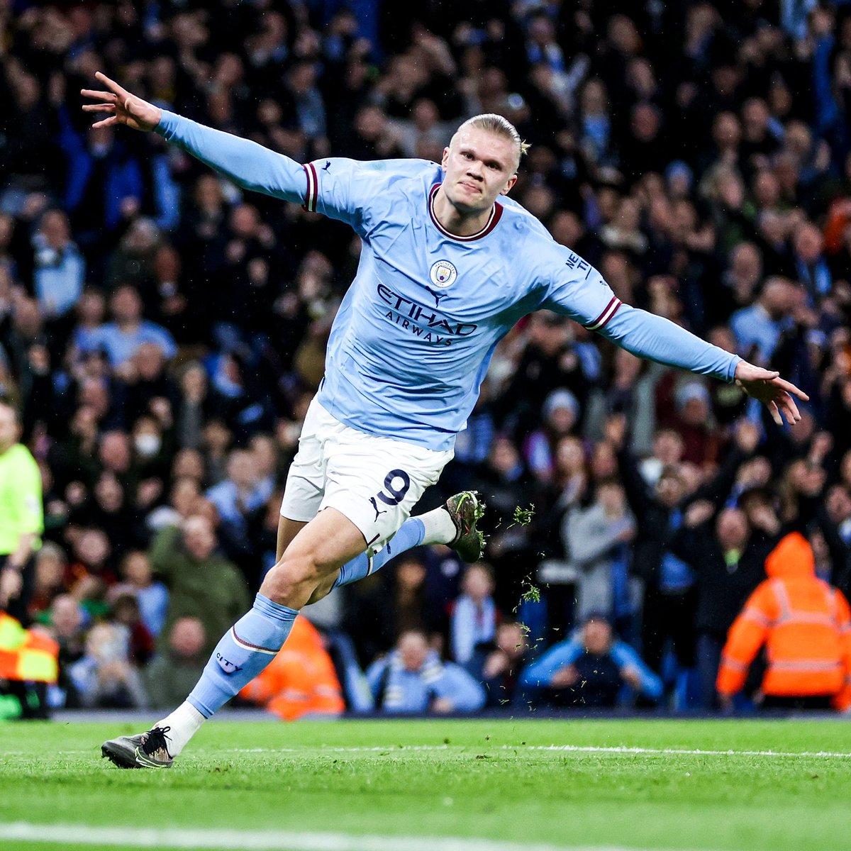FabrizioRomano's tweet photo. Two goals in three minutes.

8 goals in one week.
41 goals this season.

🇬🇧 3 goals in domestic cups
🏴󠁧󠁢󠁥󠁮󠁧󠁿 28 goals in Premier League
🇪🇺 10 goals in Champions League

Erling Braut Haaland 🤖✨ https://t.co/sRtH2SP2H3