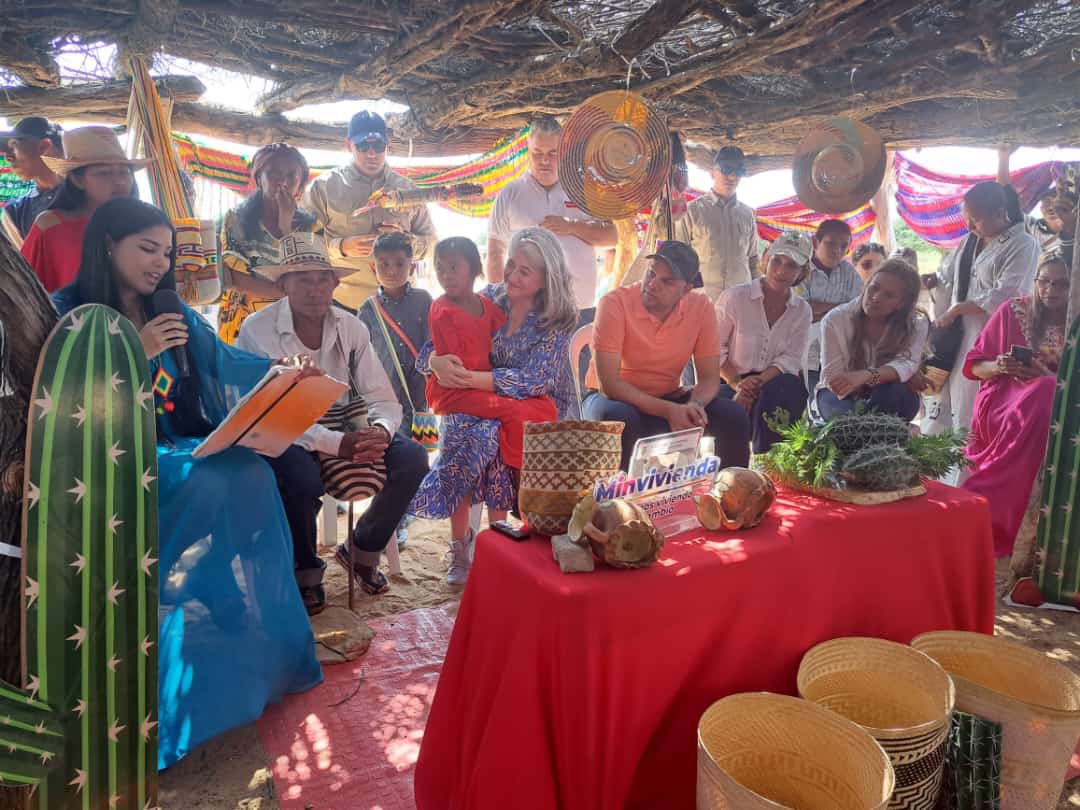 yaneriscc's tweet photo. “El agua nos une” mensaje de la Ministra Catalina Velasco @Minvivienda en #LaGuajira en comunidad Mapashirra corregimiento de #Mayapo Manaure, donde la disponibilidad de agua potable potencia derechos y mejor nutrición para los niños y niñas que atiende @ICBFColombia https://t.co/Q9xiFf84pj