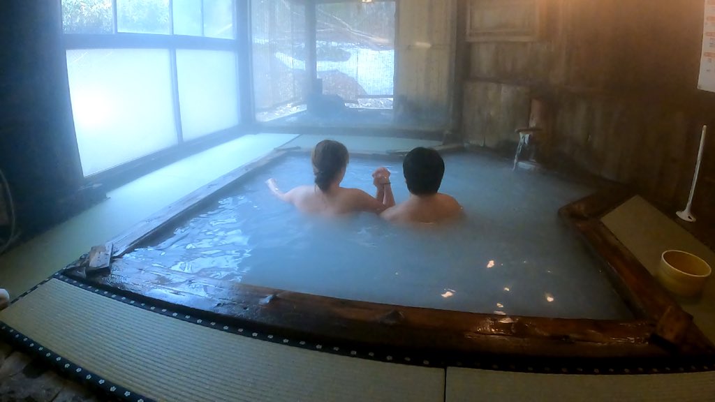 mu_ch2's tweet photo. カップルや夫婦で入浴したら
こんな感じになります。

このひと時を、幸せに感じれるから
私は混浴や貸切温泉が好きです。

そんなひと時を動画で紹介していますので是非YouTubeにも遊びに来てください。

むーちゃんねる
https://t.co/kfqRpeRoKN https://t.co/VwOFElgeQd