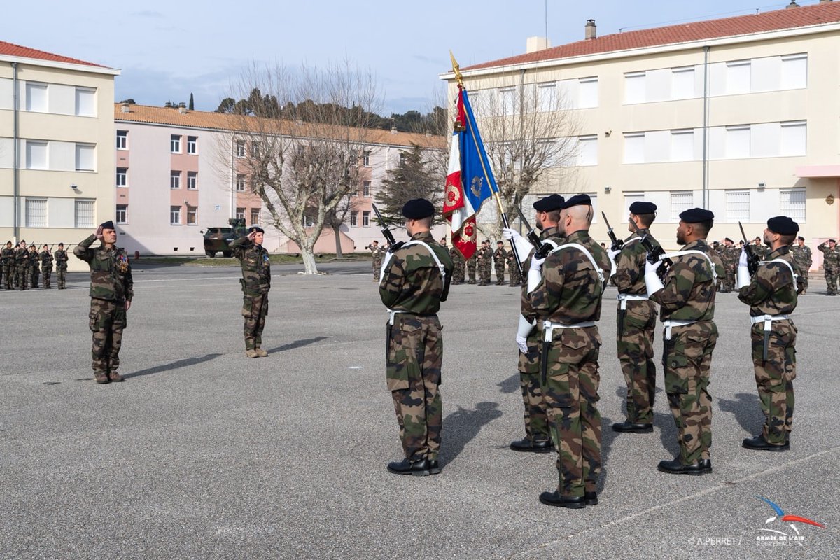 FuscoAir's tweet photo. [🇫🇷] Chaque semaine la cérémonie des couleurs hebdomadaire au sein de l'@Armee_de_lair permet à l'ensemble du personnel de se retrouver sur la place d'armes comme ici sur le Quartier Geille de la BA115 à Orange. #BFSA #CPOCAA #CPA20 https://t.co/Z6gHjMnefj
