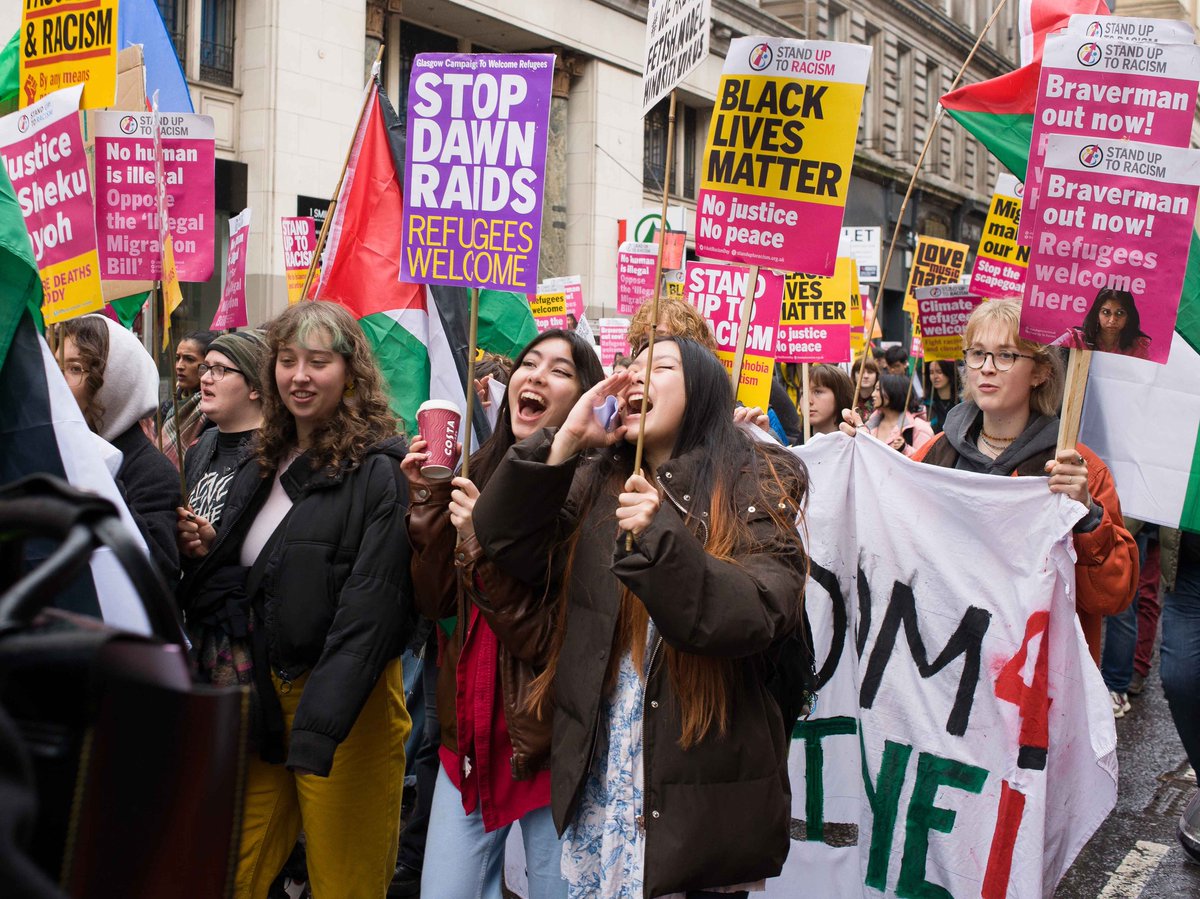 3,000 joined national #ResistRacism demo in Glasgow to say #RefugeesWelcome #Justice4ShekuBayoh #UnionsAgainstRacism
What a show of antiracist unity & strength. ✊🏾✊🏿✊🏼