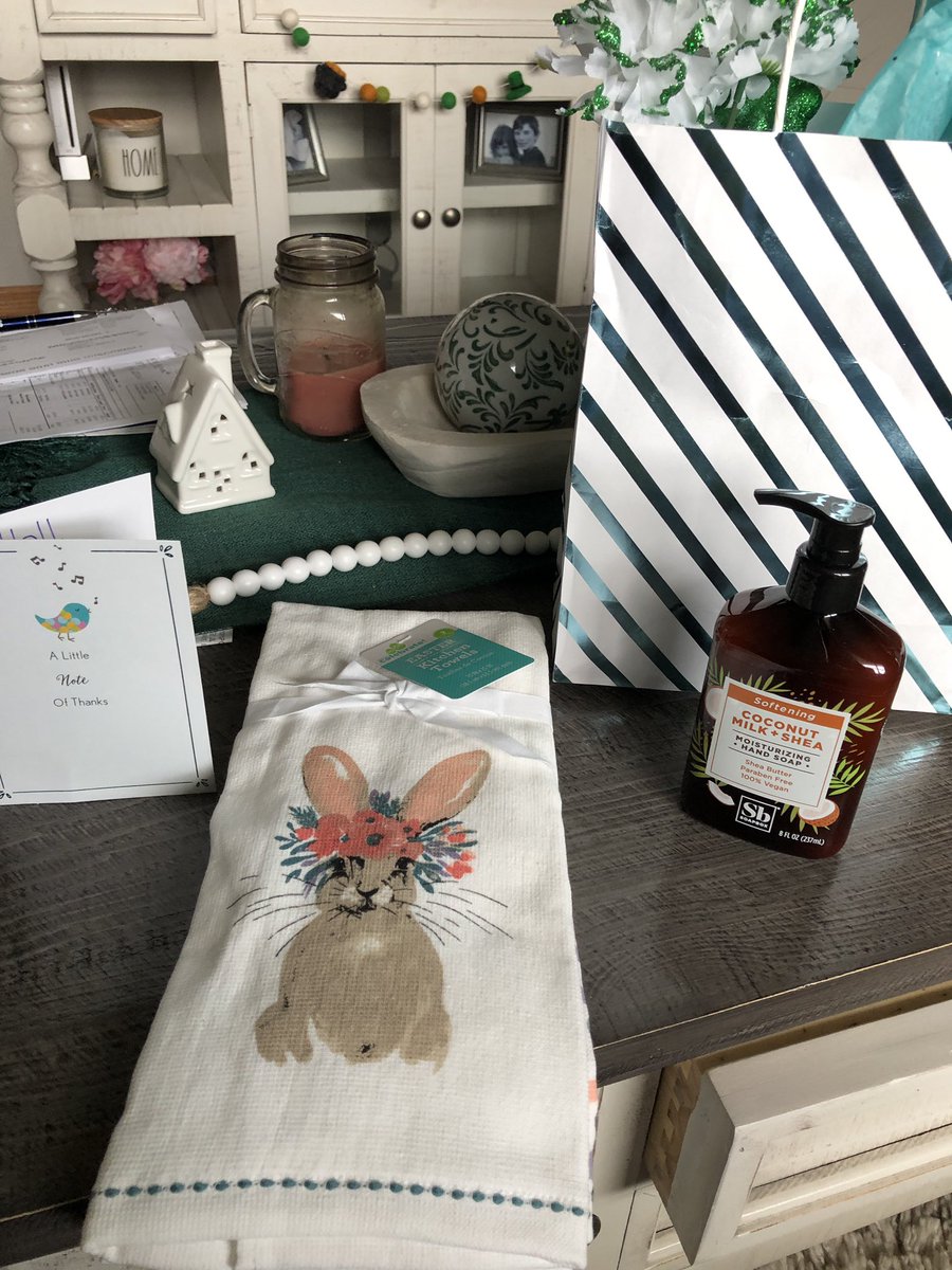 What a beautiful way to end my week! 
So very thoughtful 🥰. Thank you Lemont Student Council!! We have some of the sweetest kids!! So Lucky to have them!!🍀❤️
#@LHS_Stu_co #WeAreLemont