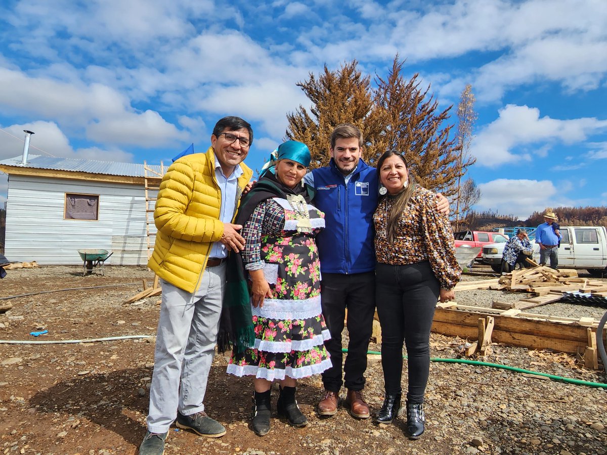 DPRLaAraucania's tweet photo. En #Cholchol el Delegado Presidencial, @josemontalva, visita a familias afectadas por los #IncendiosForestales e inspecciona las condiciones de habitabilidad de viviendas de emergencia entregadas.

@GobiernodeChile 
@MuniCholchol https://t.co/k95d0DnPAc