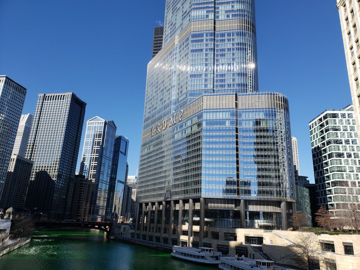 sloppyguy's tweet photo. Trump tower,downtown Chicago https://t.co/BZSdqvZEqi