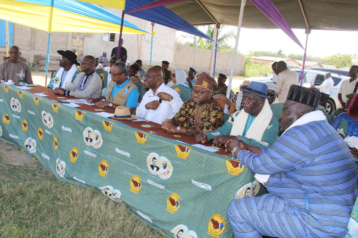 Don de 04 barques motorisées &amp; lot de gilets de sauvetage du #PNUD à l’Association Nonvitcha de Grand Popo au profit des élèves &amp; enseignants des localités lacustres pour leur transport à l'école en présence de @AAgbenonciMAEC, autorités locales, parents…#NeLaisserPersonneDeCôté