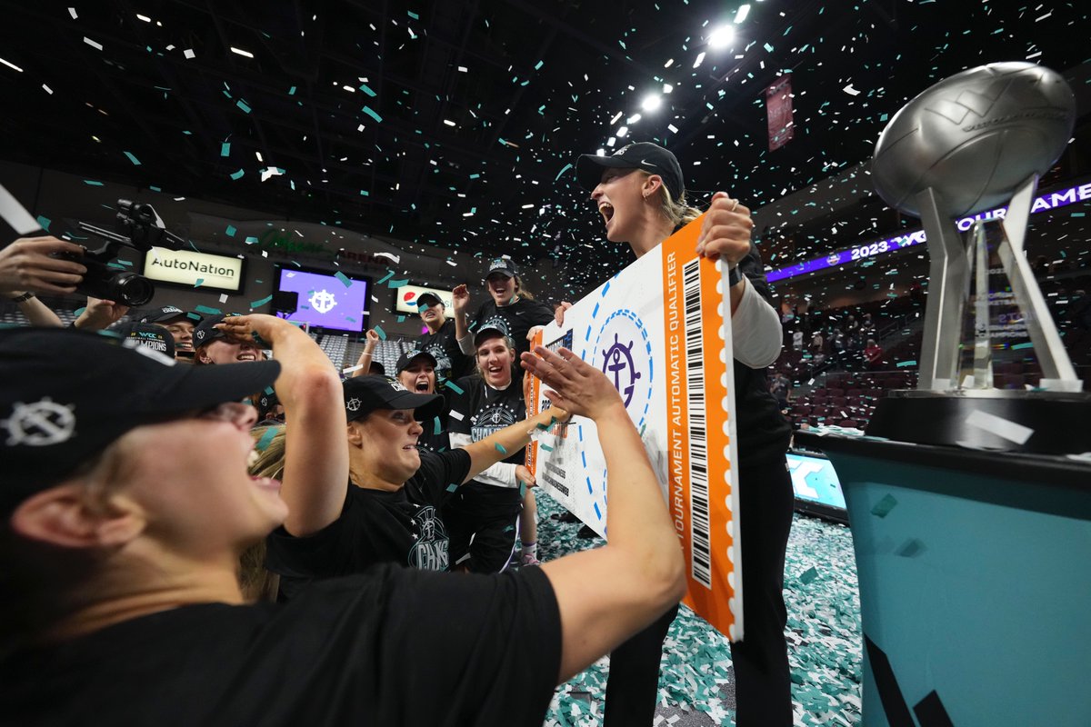 WCChoops's tweet photo. From capturing the 2020 University Credit Union #WCChoops Tournament 🏆 and having the pandemic rob the @MarchMadnessWBB opportunity, to navigating two season-ending injuries, @PortlandWBB's Haylee Andrews has come to mean everything to the Pilots.

🗞️: https://t.co/IpHwE6JIxG https://t.co/TAQtbzVzfF