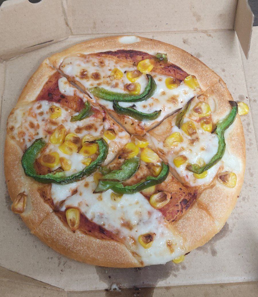 nature_harry's tweet photo. @PizzaHutIN 
Just ordered two pizza from your KP Greater Noida outlet and received this.
Can someone from you please justify this?
Even a street vendor bake better pizza than this.

On the name of Pizza, they are just delivering pice of bread
#Pathetic #Disappointed #Shame https://t.co/1XxmchX7kx