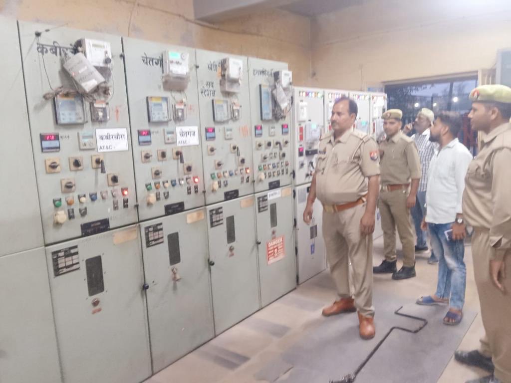 AshishGurum's tweet image. समझ नहीं आ रहा ई ललका दबाए या हरियरका😅😅
#UppclStrike